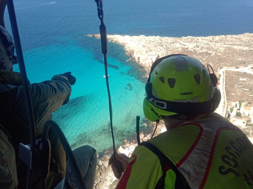 Ricerca e soccorso, un elicottero dell’Aeronautica militare recupera un escursionista infortunato a Favignana
