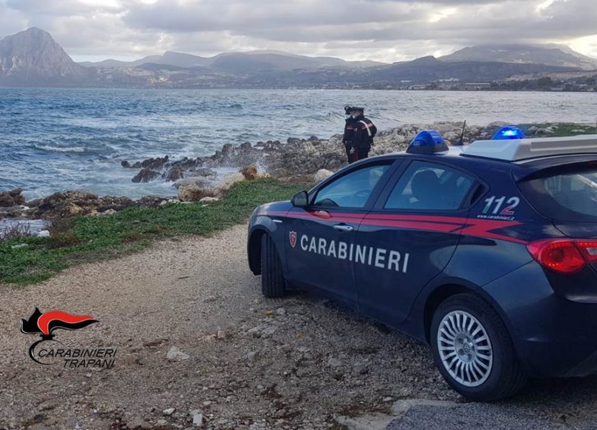 Gettava un gran numero di fogli nel mare perchè rappresentavano una sua opera d’arte. Bloccato dai carabinieri