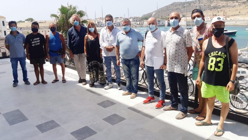 Favignana: Il FLAG “Isole di Sicilia”  ha distribuito abbigliamento da lavoro ai pescatori delle Isole Egadi che hanno partecipato al progetto “Marine Litter”
