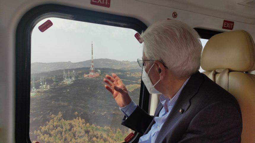 Mattarella sorvola le zone dell’Oristanese colpite dagli incendi. “Chi se ne è reso colpevole ha sulla coscienza una gravissima responsabilità”
