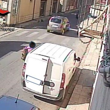 Castelvetrano: in pochi istanti ruba un furgone. Denunciato dai Carabinieri