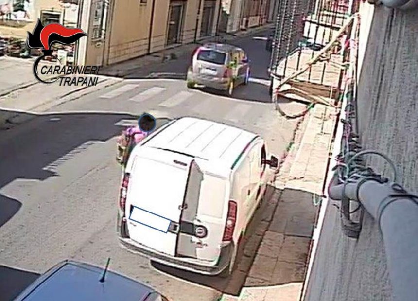 Castelvetrano: in pochi istanti ruba un furgone. Denunciato dai Carabinieri