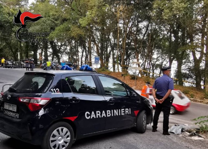 Erice, al buio prova il circuito di gara a tutta velocità con l’auto privata. Ritirata la patente dai carabinieri. Salta la gara