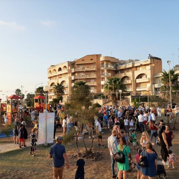 Nuovo parco giochi sul lungomare. Moltissimi bambini e tanta partecipazione all’inaugurazione