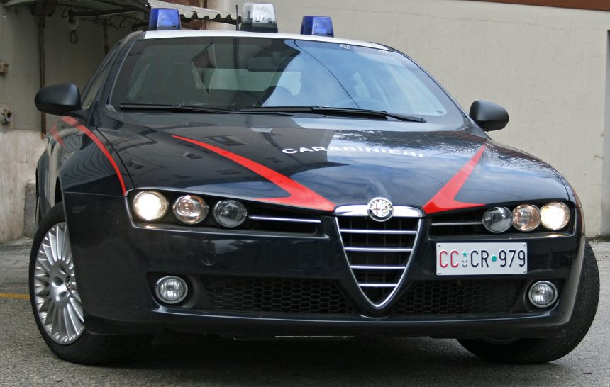 Marinella. Ubriaco lancia pietre contro un’auto: arrestato dai Carabinieri