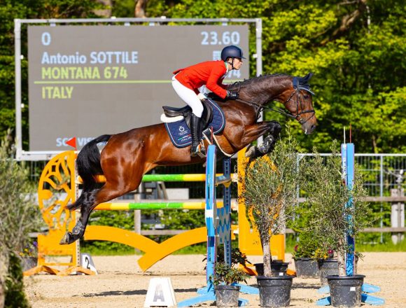 Al via la Coppa degli Assi dall’8 al 10 ottobre. La 36ª edizione del prestigioso Concorso Internazionale di salto ostacoli torna ad Ambelia Al via la Coppa degli Assi dall’8 al 10 ottobre. La 36ª edizione del prestigioso Concorso Internazionale di salto ostacoli torna ad Ambelia
