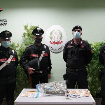 Castelvetrano: 1 kg. di droga, piante e soldi in contanti. In 2 arrestati dai Carabinieri