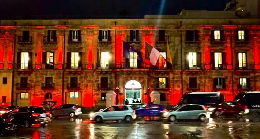 Giornata contro la violenza sulle donne, Palazzo Orléans illuminato di rosso Giornata contro la violenza sulle donne, Palazzo Orléans illuminato di rosso