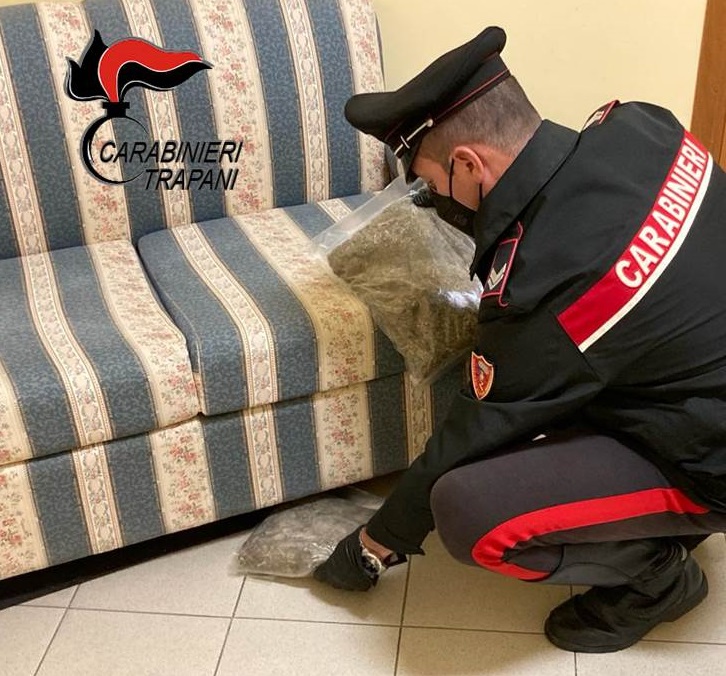 Marsala. I Carabinieri lo sorprendono con 1 kg di marijuana: arrestato 23enne