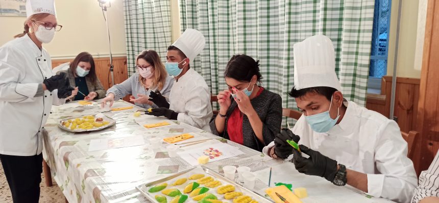 Distribuita la “frutta martorana” del Laboratorio di Pasticceria Multietnico di Badia Grande all’oratorio dei Salesiani