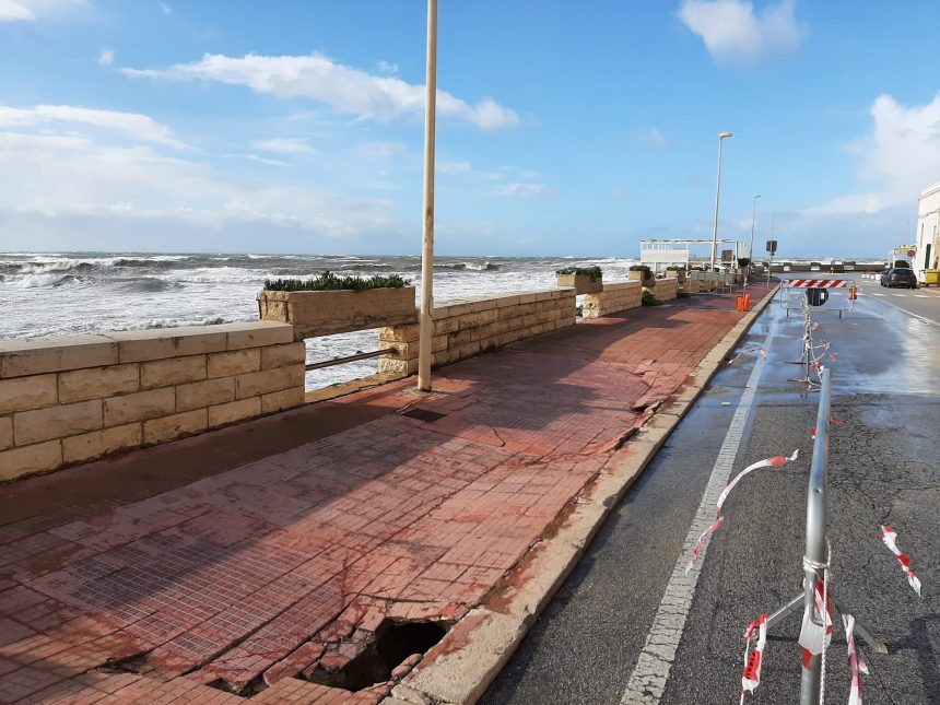 Cede un tratto di marciapiede sul Lungomare di Marsala. E’ antistante il Museo archeologico