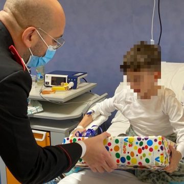 Marsala, carabinieri consegnano doni di Natale ai bambini ricoverati al reparto di pediatria dell’ospedale Paolo Borsellino