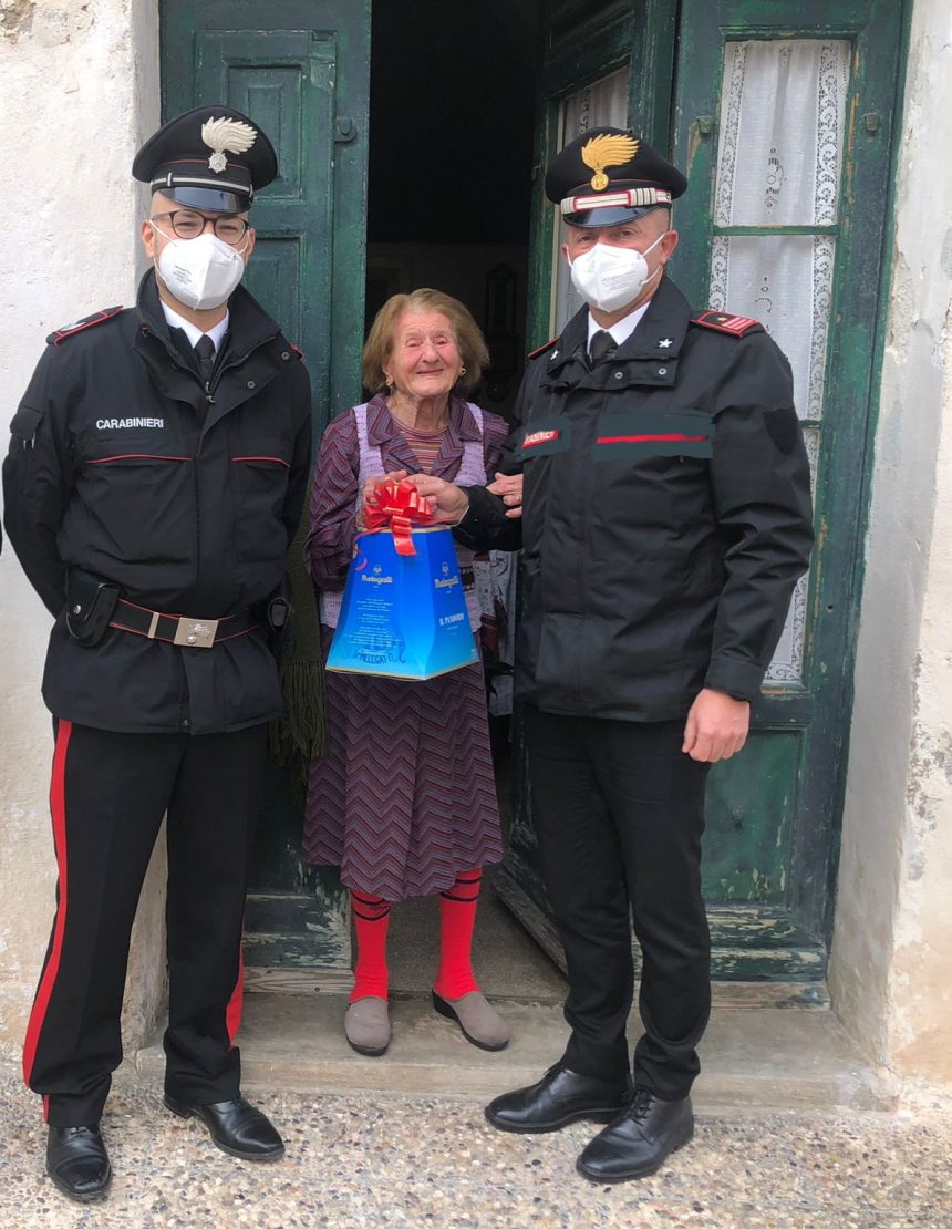 A Natale i carabinieri portano un panettone e un pò di compagnia alla signora Rosa a Favignana