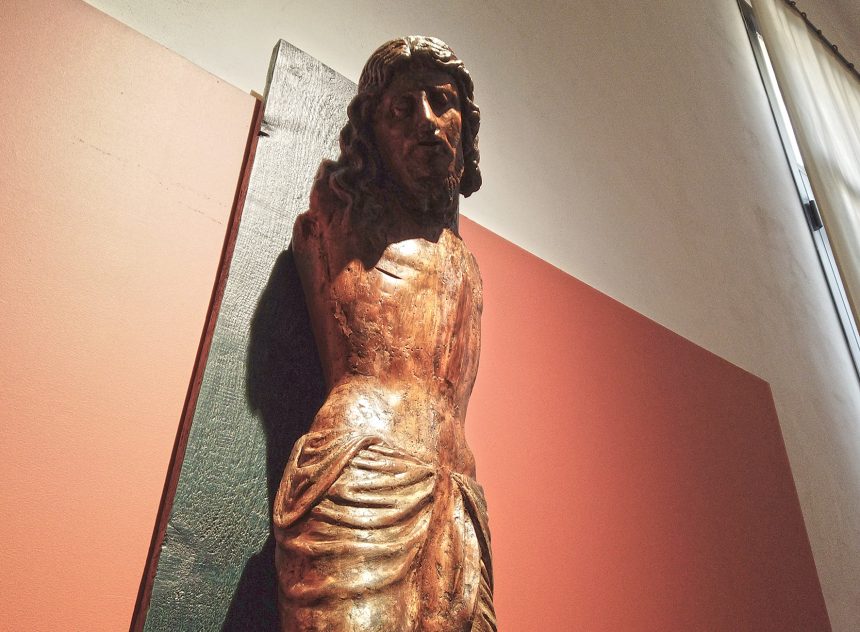 Al Museo diocesano esposto il crocifisso senza braccia. L’opera, recuperata in una parrocchia della città, è stata restaurata a Mazara del Vallo