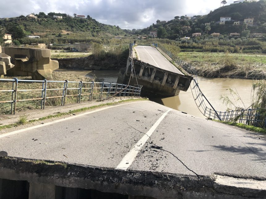 Crollo ponte San Bartolomeo, sopralluogo degli assessori Falcone e Turano