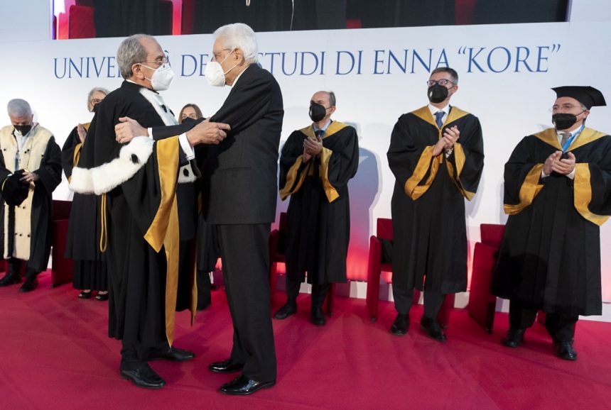 “Senza questa cultura, senza l’istruzione cui dobbiamo la capacità di resistenza al dramma della pandemia, il mondo sarebbe in ginocchio”. Così Mattarella alla cerimonia di inaugurazione dell’Anno accademico 2021-2022 dell’Università degli studi di Enna “Kore”