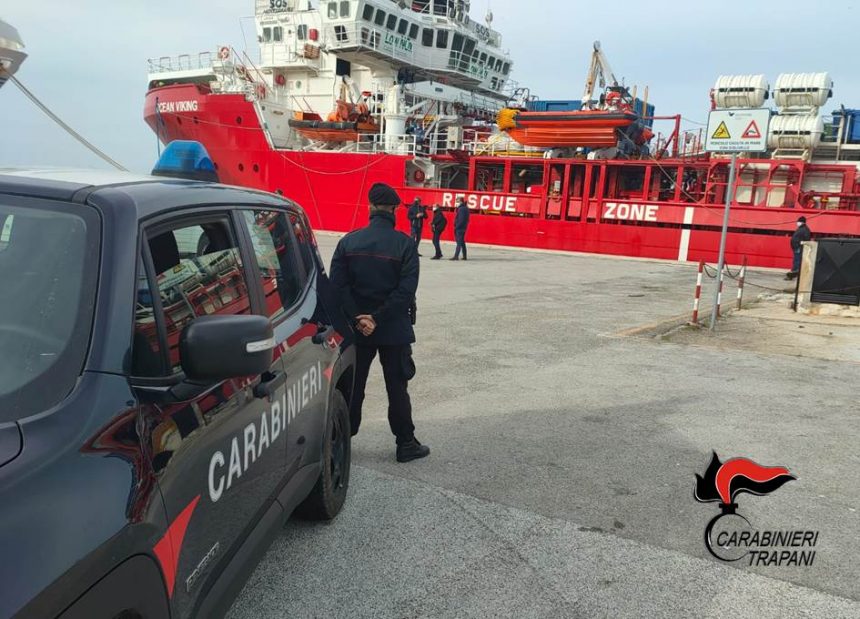 Trapani, arma presente all’arrivo dei 114  stranieri presso il porto di Trapani