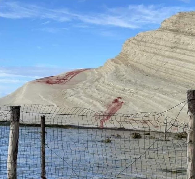Deturpata la Scala dei Turchi, Musumeci: «Un oltraggio alla bellezza, è vandalismo vigliacco» Deturpata la Scala dei Turchi, Musumeci: «Un oltraggio alla bellezza, è vandalismo vigliacco»