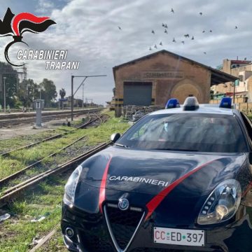 Castelvetrano. Sorpresi dai Carabinieri nella stazione ferroviaria con 100 litri di gasolio rubato: due uomini in arresto