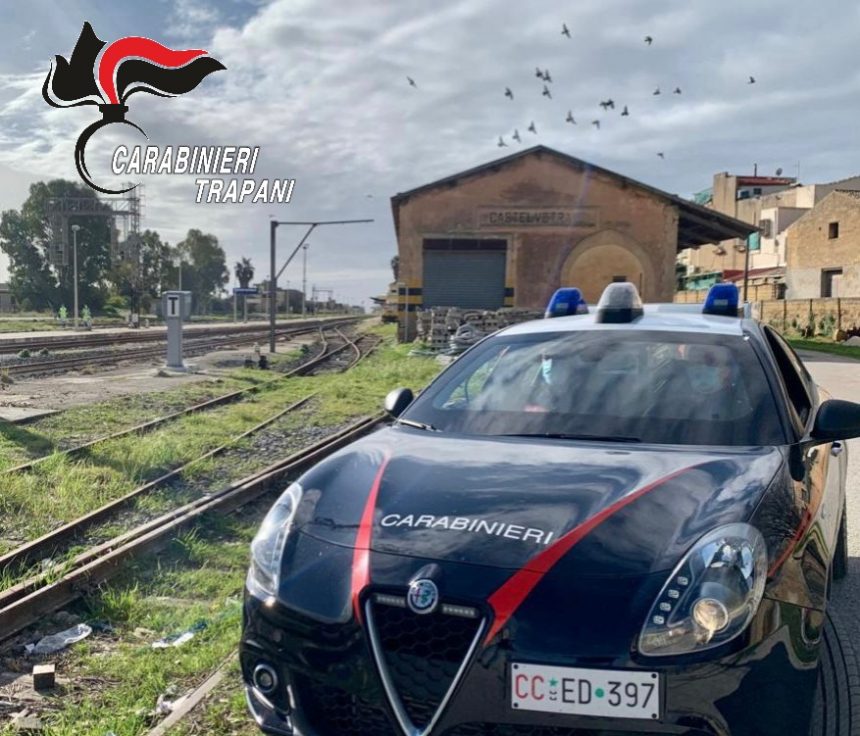 Castelvetrano. Sorpresi dai Carabinieri nella stazione ferroviaria con 100 litri di gasolio rubato: due uomini in arresto