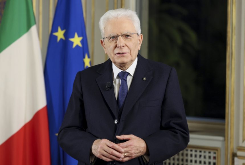 225° anniversario del Tricolore. Mattarella:” E’ simbolo dell’Italia e testimone del cammino che ha portato alla costruzione della Repubblica libera e democratica”