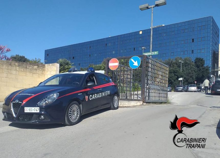 Intervengono i carabinieri al pronto soccorso. Un giovane denunciato