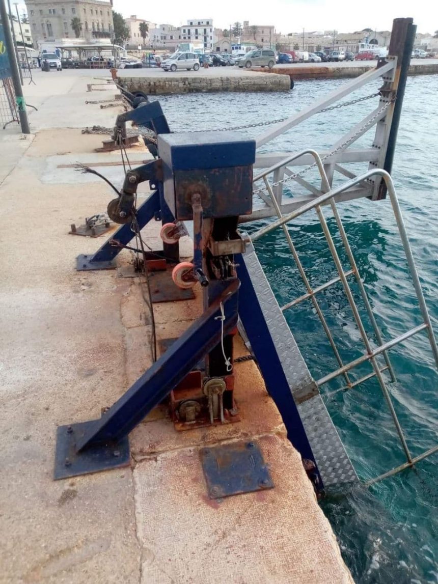 Favignana, ancora una volta la passerella al molo Genitivo è caduta in acqua