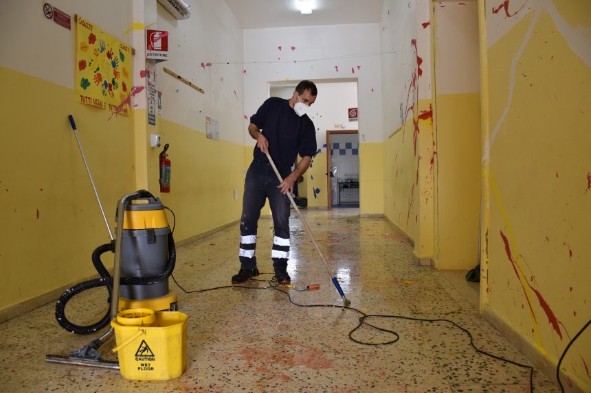 Atti vandalici in due plessi scolastici di Marsala. In corso la pulizia di aule, uffici e servizi