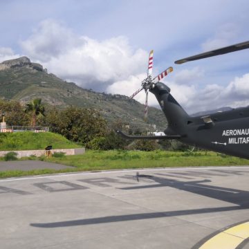 Elicottero dell’Aeronautica Militare trasporta un neonato in imminente pericolo di vita