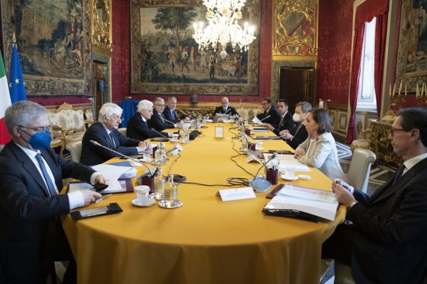 Mattarella ha presieduto la riunione del Consiglio Supremo di Difesa. Indispensabile rispondere con unità insieme con i paesi membri dell’UE e gli alleati della NATO perchè l’Europa non precipiti in un vortice di guerre