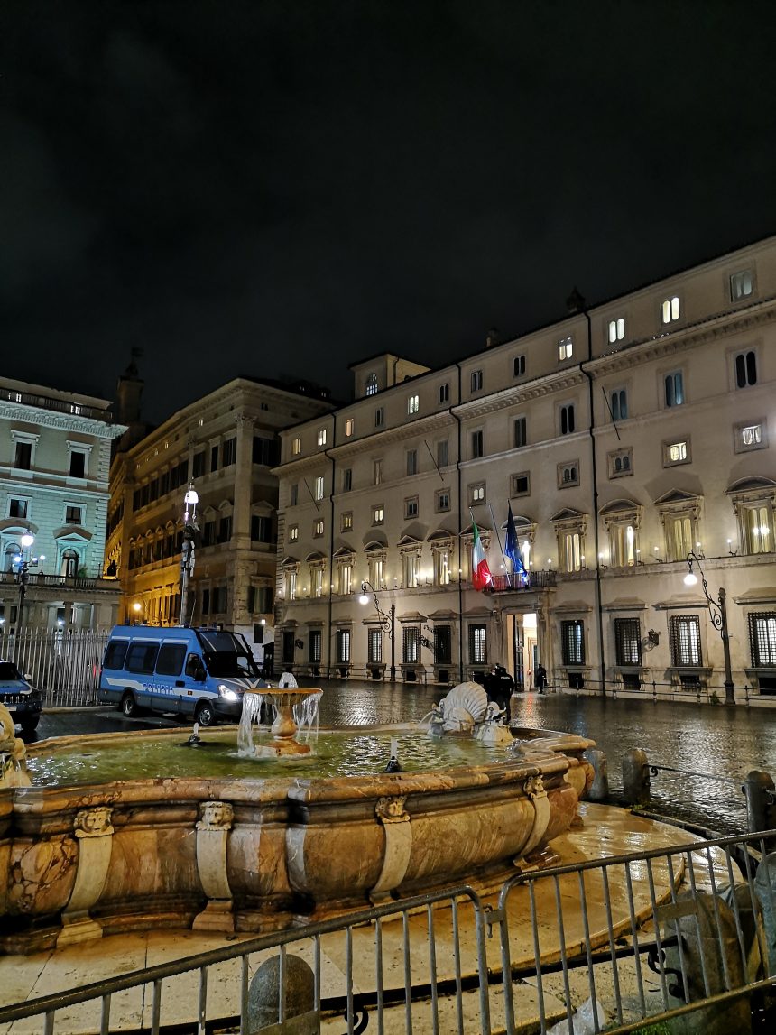 Covid, ecco le nuove norme su frequenza scolastica, vaccinati e circolazione degli stranieri, approvate dal Consiglio dei ministri su proposta di Draghi  e da Speranza