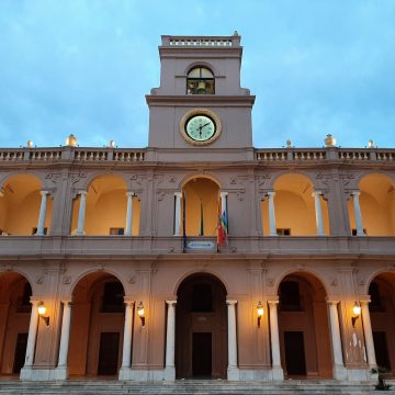 Orologio di Palazzo VII Aprile. Installata antenna radioricevente. Torre e quadrante con nuova illuminazione a led