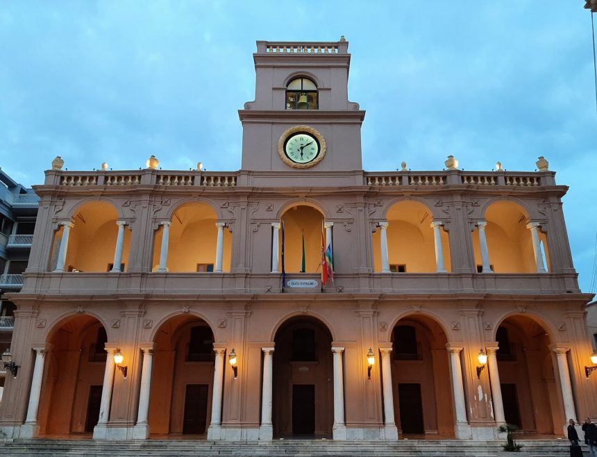 Orologio di Palazzo VII Aprile. Installata antenna radioricevente. Torre e quadrante con nuova illuminazione a led