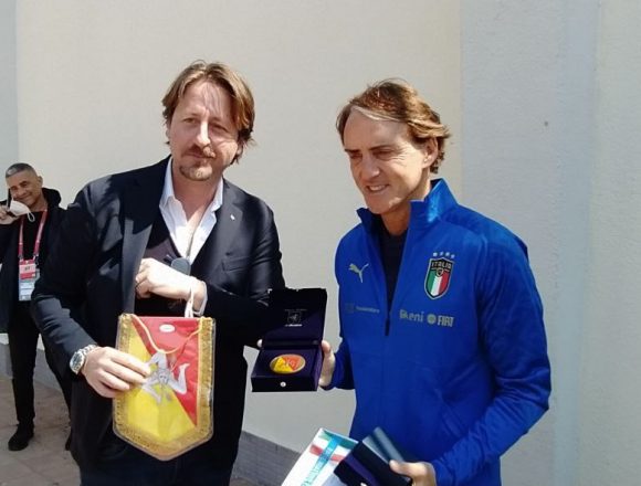 Calcio, l’assessore Messina riceve la Nazionale: «Grazie Figc, Palermo è stata una scelta d’amore» Calcio, l’assessore Messina riceve la Nazionale: «Grazie Figc, Palermo è stata una scelta d’amore»