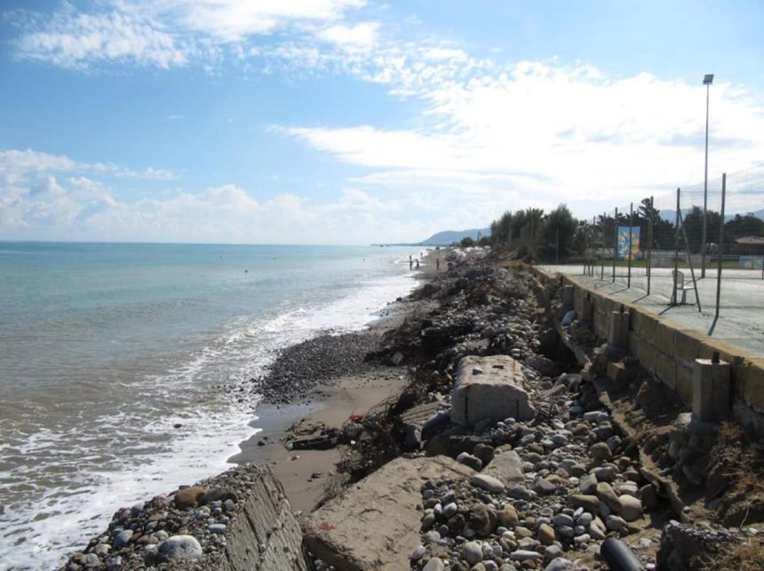 Erosione costiera, al via il recupero della spiaggia di Campofelice di Roccella