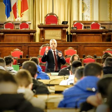 60 alunni di Favara legislatori per un giorno all’Ars. Di Caro (M5S): “Esperienza importante per inculcare nei giovani l’amore per le istituzioni”