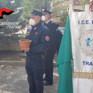 Trapani. I Carabinieri incontrano gli alunni della “Eugenio Pertini” per il progetto “Un albero per il futuro”