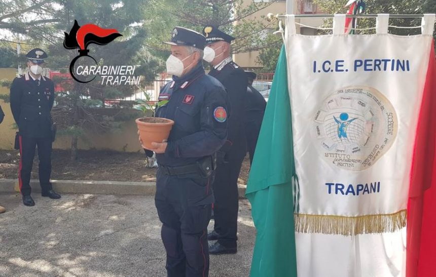 Trapani. I Carabinieri incontrano gli alunni della “Eugenio Pertini” per il progetto “Un albero per il futuro”