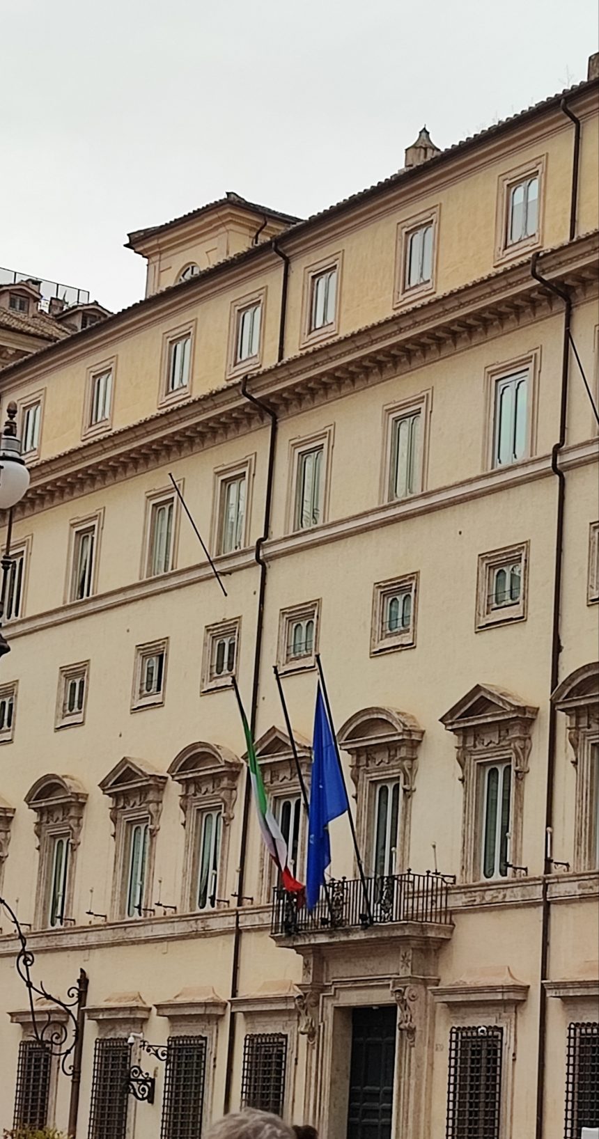 Draghi al telefono con Zelensky: “Sostegno al popolo ucraino e piena disponibilità per porre fine alla guerra”
