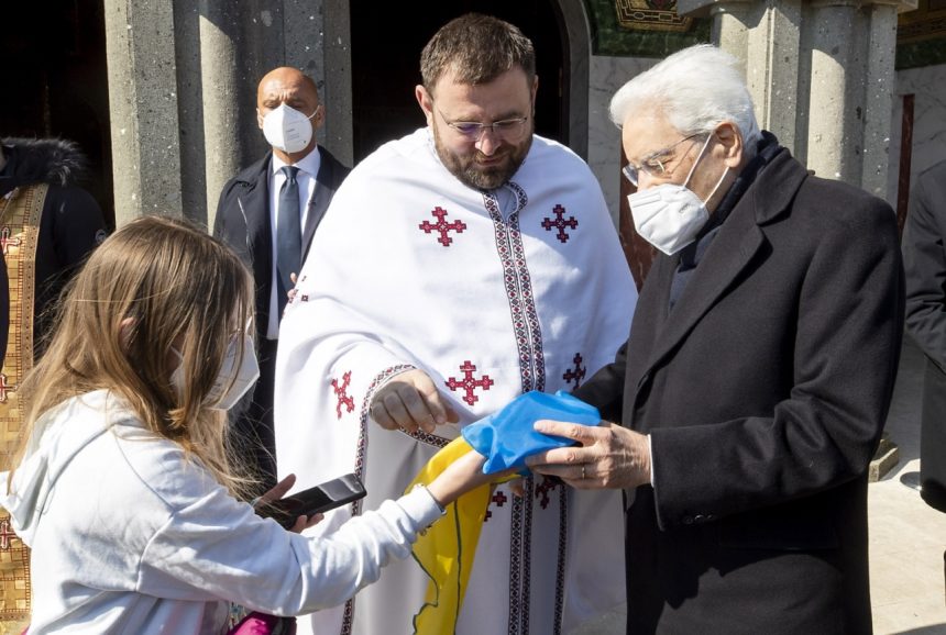 Mattarella alla messa nella chiesa ucraina cattolica di Roma, la Basilica di Santa Sofia