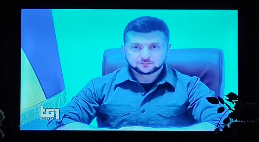 Adesso su Rai 1 in videoconferenza alla Camera il Presidente dell’Ucraina Volodymyr Zelensky. Prima gli interventi di Fico e Casellati. Presente anche il Premier Draghi