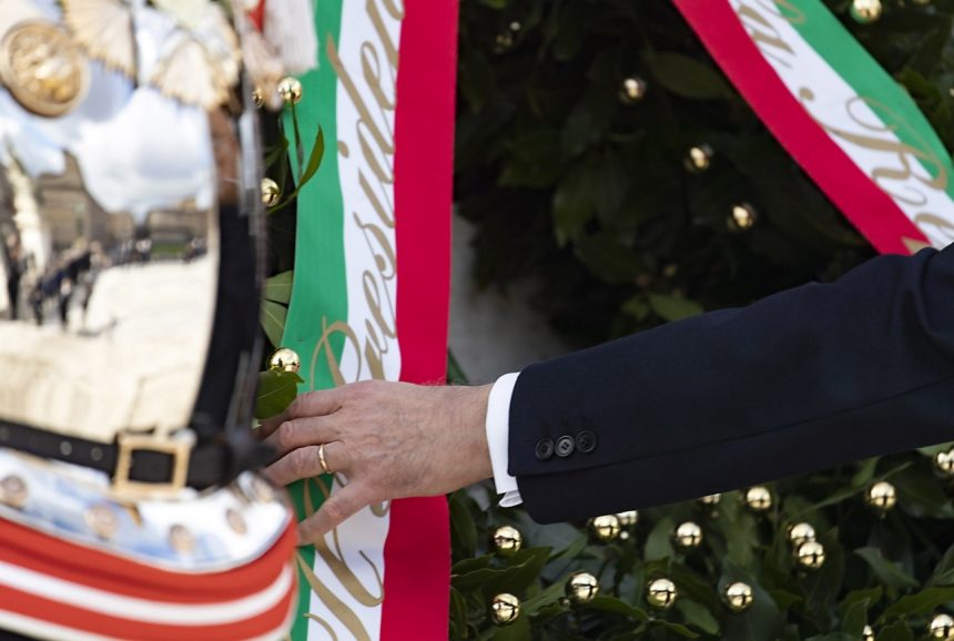 25 aprile: Mattarella rende omaggio al Milite Ignoto