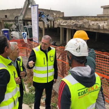 Rigenerazione urbana, Regione demolisce scuola incompiuta di Camporeale. Falcone: «Risaniamo le ferite al territorio»