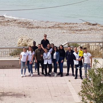 Giovani volontari con il WWF per Plasticfree a Seccagrande di Ribera