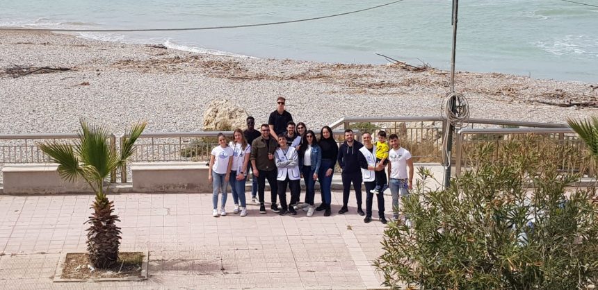 Giovani volontari con il WWF per Plasticfree a Seccagrande di Ribera