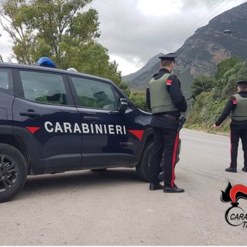 Alcamo: getta la droga dal finestrino dell’auto. Denunciato dai Carabinieri