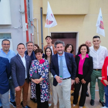 Giacomo Anastasi lancia un appello per un confronto pubblico ai candidati Pellegrino e Angileri e presenta, in piazza, la squadra di “Alternativa – Insieme per Petrosino”