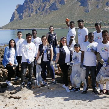 Gli immigrati dei Centri gestiti da Badia Grande protagonisti della pulizia straordinaria della Baia di Cornino