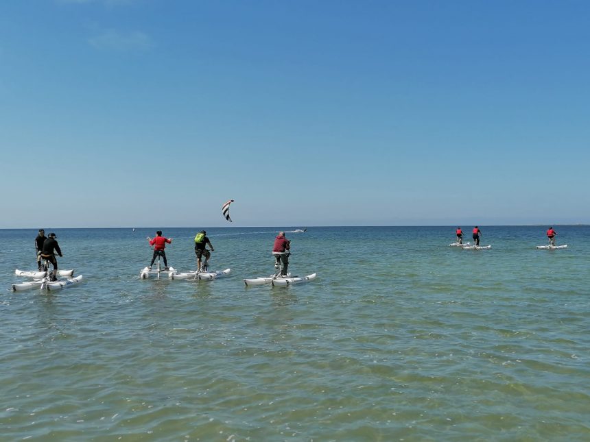 Le water bikes attirano visitatori e turisti. Primo maggio di festa allo Stagnone di Marsala