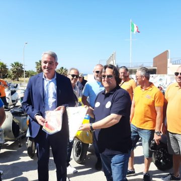 Il saluto dell’amministrazione Grillo al “Vespa raid della perla nera”